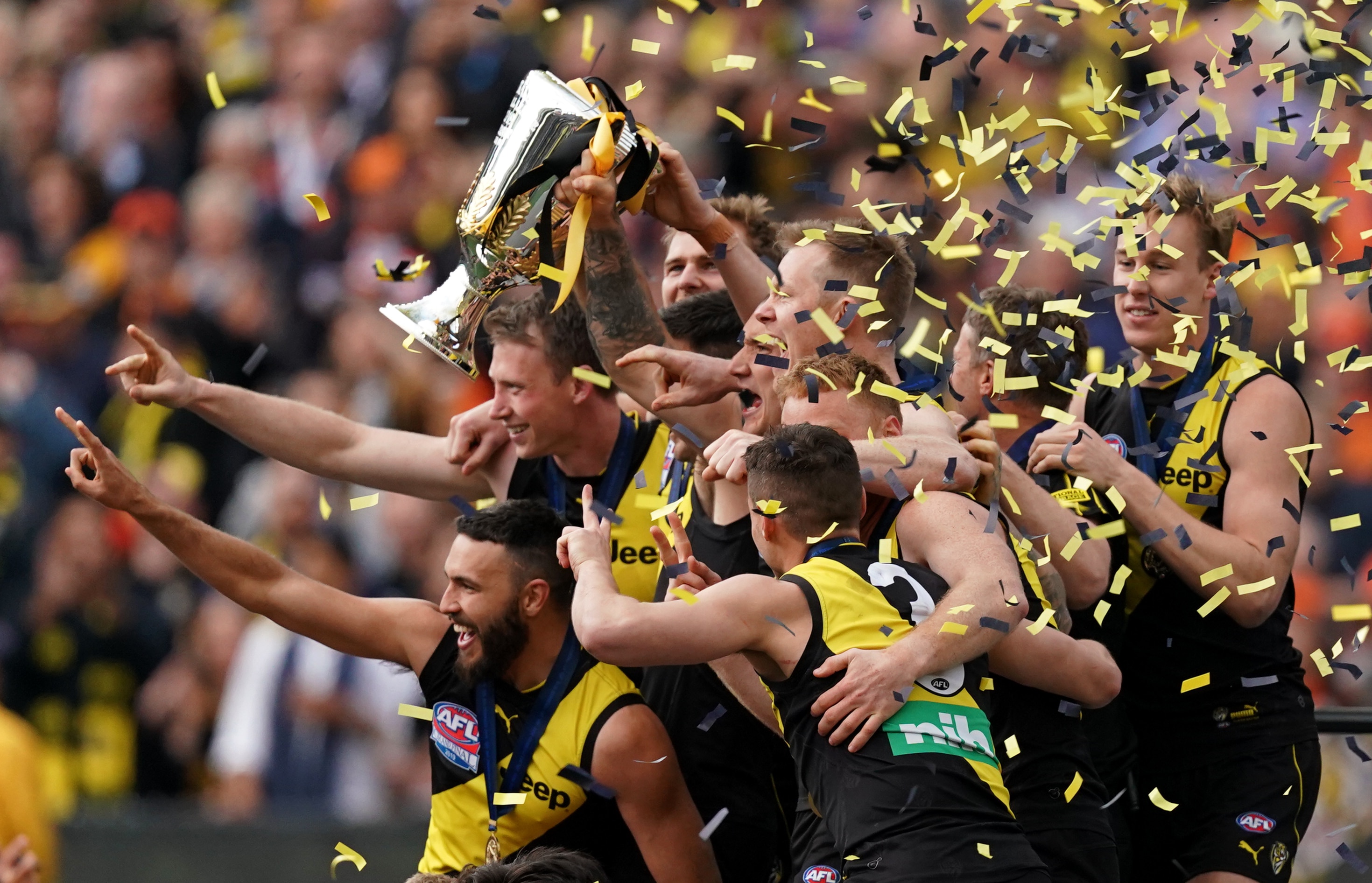 AFL grand final party fills Richmond's Swan Street as Tigers fans